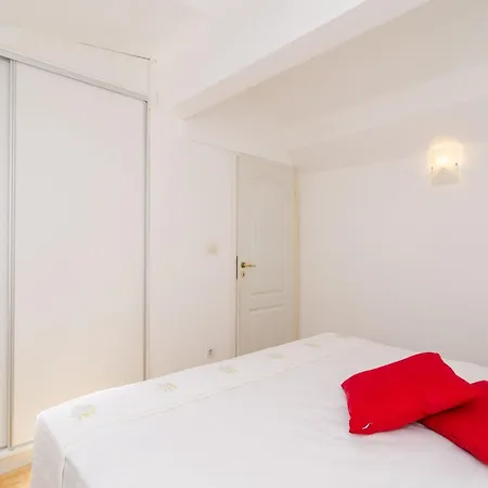 Emma - Two Bedroom With Balcony And Sea View *