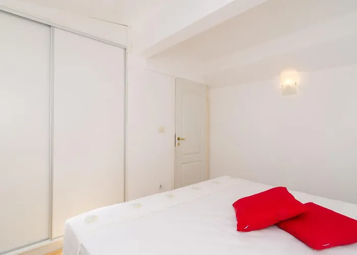 Emma - Two Bedroom With Balcony And Sea View *