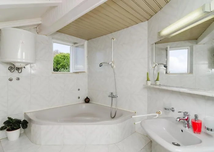 Emma - Two Bedroom With Balcony And Sea View