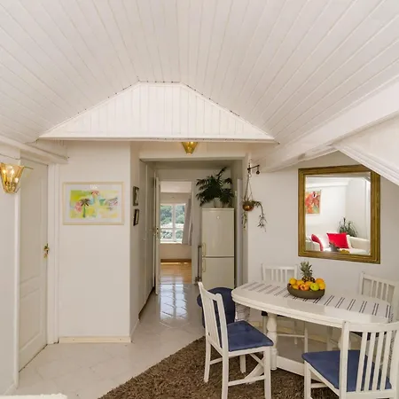 Emma - Two Bedroom With Balcony And Sea View