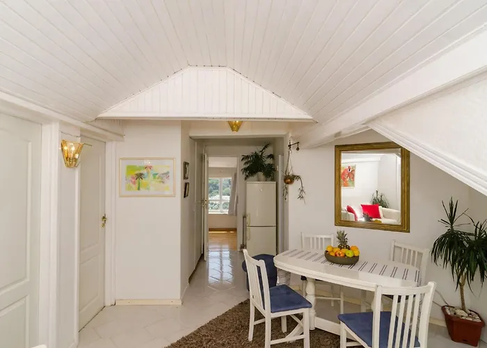 Emma - Two Bedroom With Balcony And Sea View