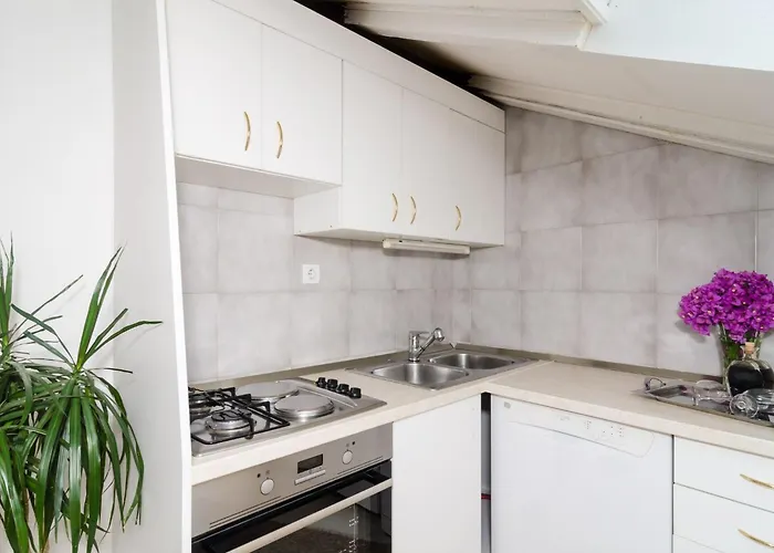 Emma - Two Bedroom With Balcony And Sea View *